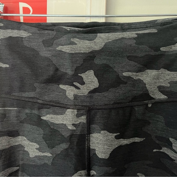 Athleta Ultimate Camo 7/8 Tights with Stash Pockets Size Small - Picture 4 of 14